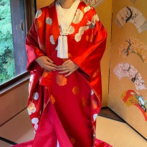 鶴の刺繍が印象的な色打掛