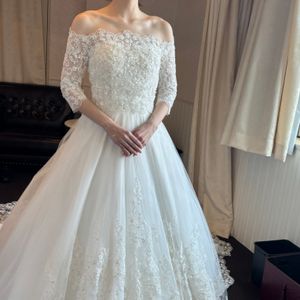 繊細な刺繍とビジューで華やかなドレス