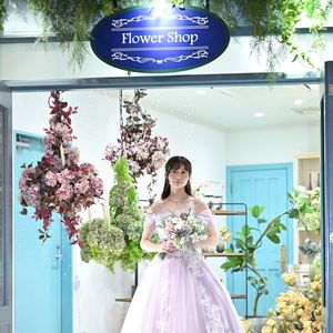 レースが特徴的な綺麗なカラーのドレス