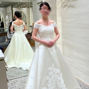 クラシカルなサテンのドレス
