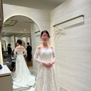 上品なレースのドレス