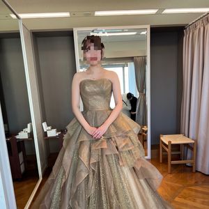 ゴールドのゴージャスなドレス
