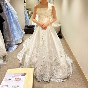 サテン生地が高貴な印象