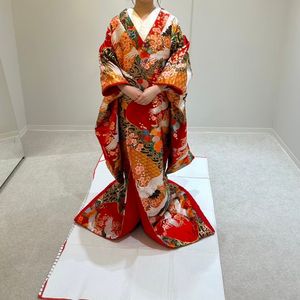 真っ赤な着物にツルが映える