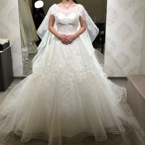 刺繍のロングトレーンが特徴