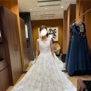 レースたっぷりのナチュラルドレス