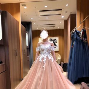 レースとチュールの切替が可愛いドレス