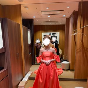 足のスリットが美しいビビットオレンジドレス