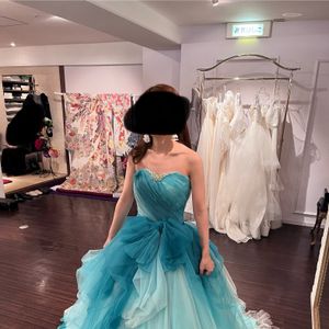 大きめリボンのついたブルーの可愛らしいドレス