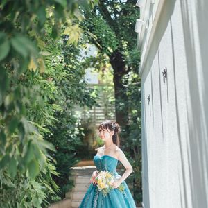 エメラルドグリーンのエレガントなドレス