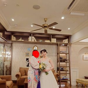 首元にレースが入ったキュートなドレス
