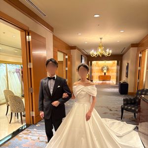シンプルなので小物やブーケで遊びやすい