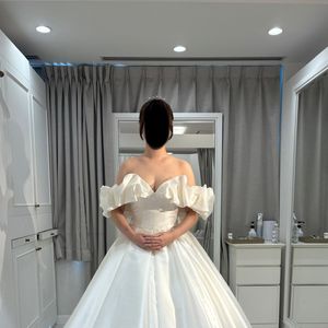オフショルダーのデザインが可愛いドレス