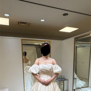 パフスリーブでキュート感もある