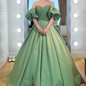 お姫様のようなデザインに光沢感のあるナチュラルカラー
