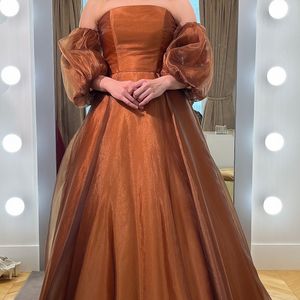 袖が可愛いいま人気のブラウン