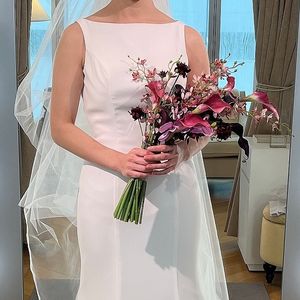 大人シックだけど背中が大胆なウェディングドレス