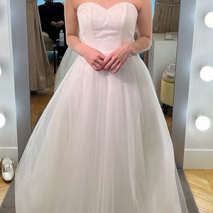シンプルだけどふわふわシフォンが可愛いウェディングドレス
