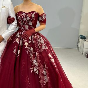 赤に金銀刺繍のドレス