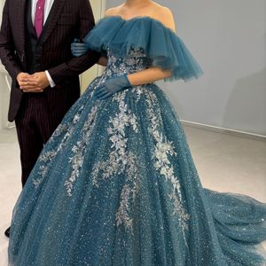 夜のライトに映えるドレス