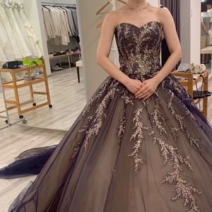 光が入りキラキラになりカラーが変化するドレス