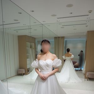 はやりの袖がふんわりでかわいい
