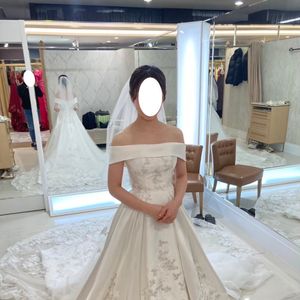 レースが豪華なクラシカルドレス