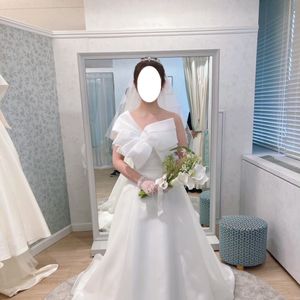 胸元のデザインが印象的