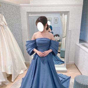 大きな袖が印象的なドレス