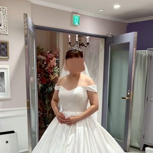 シンプルなサテンのドレス