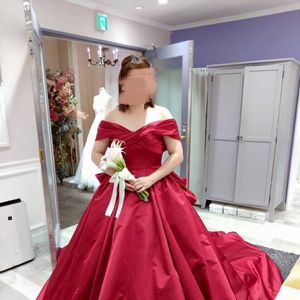 ゴージャスな赤色のドレス