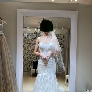 シンプルな中に華やかさのあるドレス