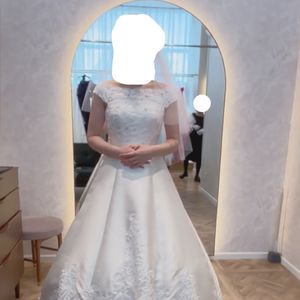 刺繍とレースのウエディングドレス