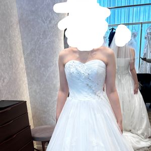 スカートに透け感のあるドレス