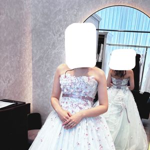 花柄の淡いブルードレス