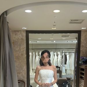 シンプルでバランスの取れたウエディングドレス