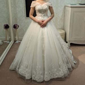 オフショルダーが可愛いプリンセスドレス