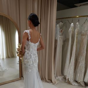 繊細な刺繍とレースが魅力的なドレス