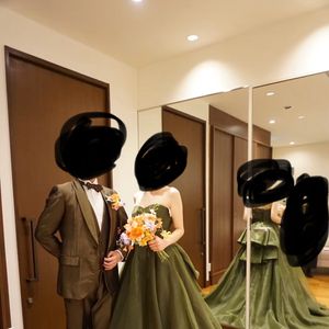 カーキのチュールが珍しいドレス