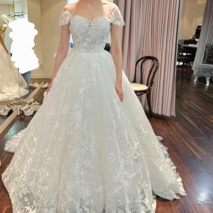 刺繍とラメの煌めきが映えるドレス