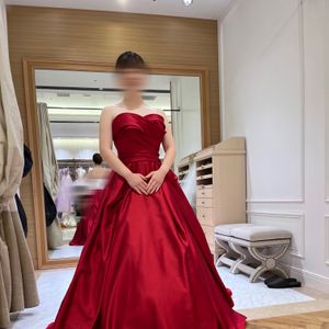 光沢感があり映える赤色ドレスでした