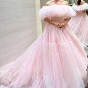 かわいらしい薄ピンクのふわふわチュールドレス