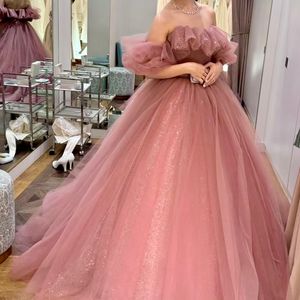 濃いピンクがエレガントなチュールキラキラドレス