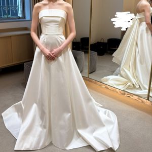 シンプルで後ろ姿が綺麗なドレス