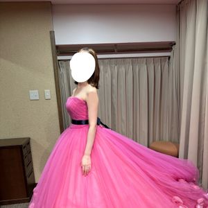 ビビッドカラーのバラドレス