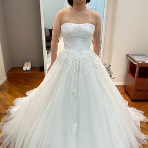 チュールの中の刺繍が素敵なドレス