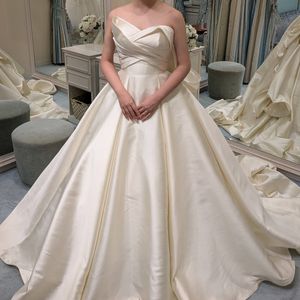 シルク素材の高級感ドレス