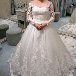 お花の刺繍がきれいなロングスリーブドレス