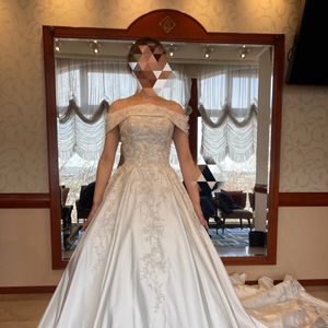 サテン生地と刺繍のコラボレーション