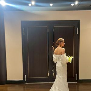 ピアスとブーケが際立つシンプルなマーメイドドレス